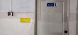 Табличка Брайля для входа в туалетную комнату