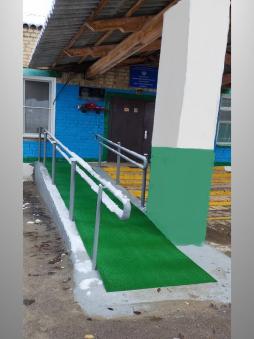 Пандус – это наклонная площадка, которая соединяет две поверхности разной высоты. Она предназначена для спуска-подъема инвалидных и детских колясок